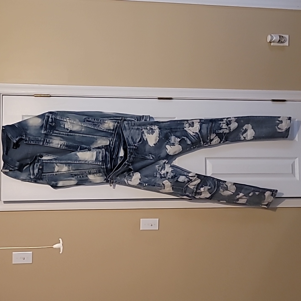 I'm selling a Jean outfit very stylish